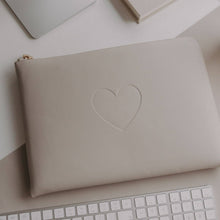 Lade das Bild in den Galerie-Viewer, Laptoptasche Herz taupe (VE = 4 Stk.)