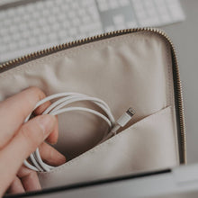 Lade das Bild in den Galerie-Viewer, Laptoptasche Herz grau (VE = 4 Stk.)