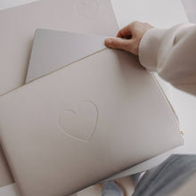 Lade das Bild in den Galerie-Viewer, Laptoptasche Herz taupe (VE = 4 Stk.)