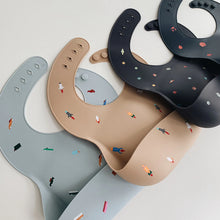 Load image into Gallery viewer, Silikon Lätzchen - retro cars