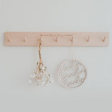 Lade das Bild in den Galerie-Viewer, Holzkranz Lebe Liebe Lache