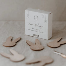 Lade das Bild in den Galerie-Viewer, Holzanhänger Hase Natur im 8er Set