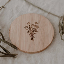 Lade das Bild in den Galerie-Viewer, Untersetzer aus Eichenholz - Blumenstrauß