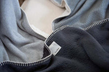 Lade das Bild in den Galerie-Viewer, Babydecke Plüsch Runa