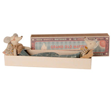 Lade das Bild in den Galerie-Viewer, Streichholzschachtel mit Oma & Opa Mäuse