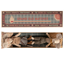 Lade das Bild in den Galerie-Viewer, Streichholzschachtel mit Oma & Opa Mäuse