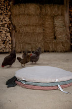 Lade das Bild in den Galerie-Viewer, Krabbeldecke rund Dijon Daily - sand