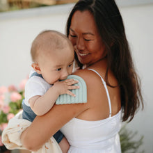 Load image into Gallery viewer, Regenbogen Beißring - Cambridge blue