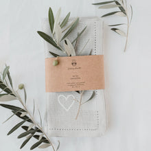 Lade das Bild in den Galerie-Viewer, Leinen Servietten Herz im 4er Set