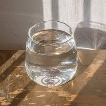 Lade das Bild in den Galerie-Viewer, Trinkglas Herzfigur rosa (VE = 6 Stk)
