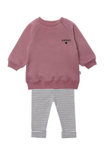 Lade das Bild in den Galerie-Viewer, 2tlg. Set mit Sweatshirt in rosenholz und Print "amore" sowie Streifen Leggings: 62/68
