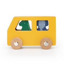 Load image into Gallery viewer, Holzautoset mit Tieren
